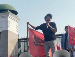 DPR Beda dengan ASN: Ferry Irwandi Serukan Penghapusan Tunjangan Pensiun Dewan