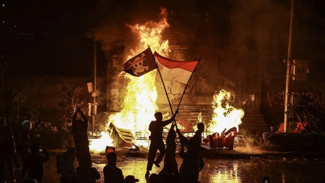 Netizen Dunia Sorot Demo di Indonesia, Ramai-Ramai Komen Begini!