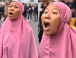VIRAL Video Ibu Jilbab Pink Maki-Maki Prabowo dan Minta Anies Jadi Presiden: Deepfake?