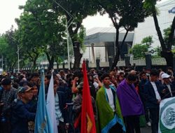 Ratusan Mahasiswa UNPAD Kumpul di Depan TVRI, akan Kepung DPR Hari Ini