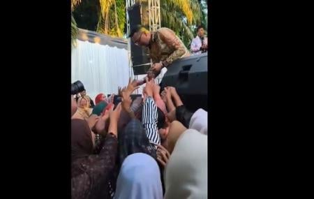 Viral Video Bupati Labusel Joget Sambil Sawer Emak-Emak Rp50.000 di Hajatan