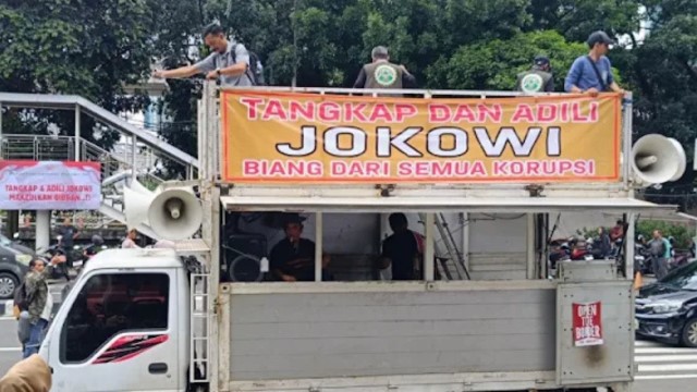 Spanduk Tangkap dan Adili Jokowi Terpasang di KPK: Biang Dari Semua Korupsi