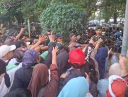 Anggota TNI dan Masyarakat Saling Dorong saat Bagi Kupon Doorprize HUT TNI, Pagar Ambruk