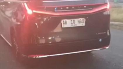 Sri Sultan HB X Antre di Lampu Merah, Rombongan Tot Tot Wuk Wuk Malah Nyalip dan Bikin Netizen Geger!
