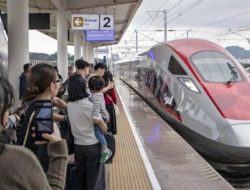 Kereta Cepat Whoosh Jakarta-Bandung Disebut Bom Waktu, Benarkah Bahayakan Negara?