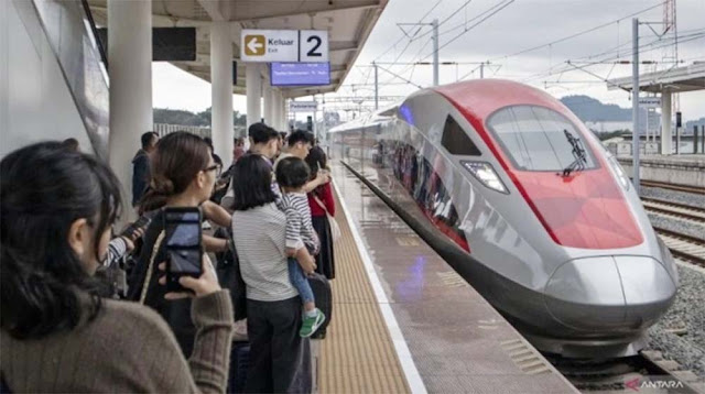 Kereta Cepat Whoosh Jakarta-Bandung Disebut Bom Waktu, Benarkah Bahayakan Negara?