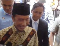 Jokowi Cuma Tersenyum Saat Ditanya Soal Utang Whoosh, Ini Sinyal Bisik Apa?