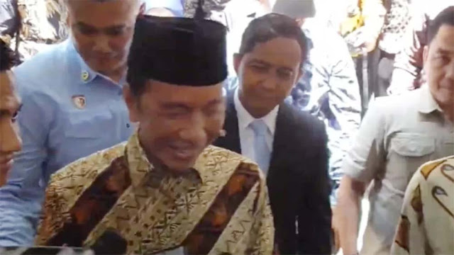 Jokowi Cuma Tersenyum Saat Ditanya Soal Utang Whoosh, Ini Sinyal Bisik Apa?