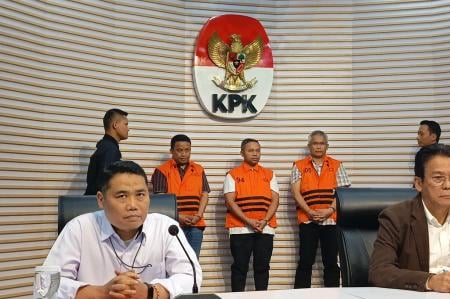 Gubernur Riau Abdul Wahid Tersangka KPK: Terungkap Modus Pemerasan Rp7 Miliar dari Proyek PUPR!