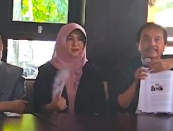 Kasus Ijazah Jokowi, Roy Suryo Bawa Buku White Paper ke Polda Metro