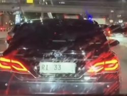 Viral Video Mobil Dinas Plat RI 33 Tanpa Pengawalan dan Rela Macet-Macetan, Punya Menteri Siapa?