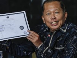 Beda dengan Jokowi, Hakim MK Arsul Sani Buktikan Ijazahnya Asli dan Tunjukkan ke Publik