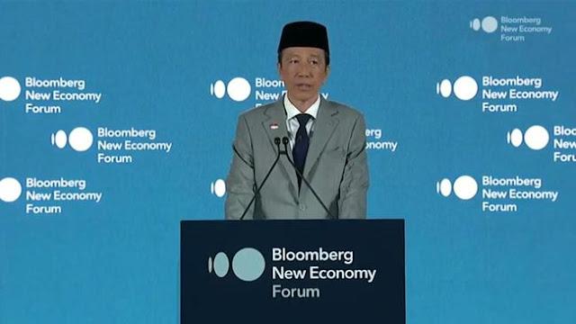 Jokowi Pilih Forum Bloomberg Daripada Sidang Ijazah: Apa Dampak Politiknya?