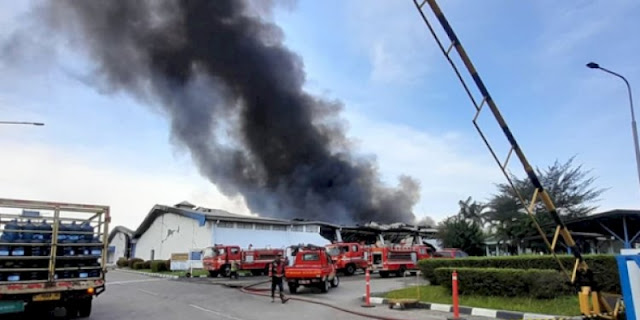 Kebakaran Dahsyat di Pabrik Tekstil Cikarang: Selamatkah Seluruh Karyawan?