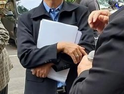 Roy Suryo Pakai Hermès ke Polda, Tapi Fokusnya Masih Satu: Ijazah Jokowi yang Belum Utuh Ditunjukkan