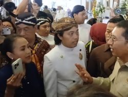 Mikrofon Dimatikan! Detik-detik Ricuh di Keraton Solo Saat Fadli Zon Serahkan SK ke Tedjowulan