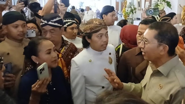 Mikrofon Dimatikan! Detik-detik Ricuh di Keraton Solo Saat Fadli Zon Serahkan SK ke Tedjowulan