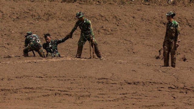 Longsor Cisarua Tewaskan Marinir: 4 Meninggal, 19 Masih Dicari!