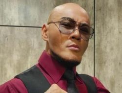 Deddy Corbuzier Bantu Kakek Penjual Es Gabus: Beri Tempat Usaha & Kritik Keras Oknum Aparat!