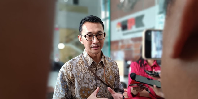 OTT KPK Gegerkan Bea Cukai: 3 Kg Emas & Miliaran Rupiah Diamankan dari Mantan Pejabat Ini!