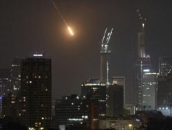 Iran Serang Israel: Rudal Hantam Bnei Brak, AS Klaim Ratusan Personel Tewas di 14 Pangkalan