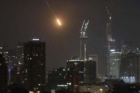 Iran Serang Israel: Rudal Hantam Bnei Brak, AS Klaim Ratusan Personel Tewas di 14 Pangkalan