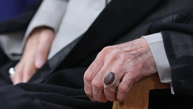 Rahasia di Jari Khamenei: Inilah Ayat Al-Quran yang Selalu Menyertainya dan Makna Tersembunyi