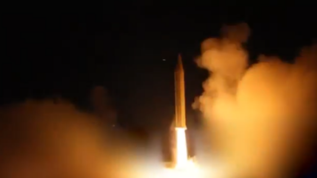 Iran Klaim Hantam Tel Aviv dengan Rudal Khorramshahr-4: Hulu Ledak 1,8 Ton & Kecepatan Mach 16, Seberapa Mematikan?