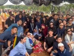Derai Hujan dan Isak Haru: Potret Suasana Pemakaman Vidi Aldiano yang Dihadiri Deretan Artis Papan Atas