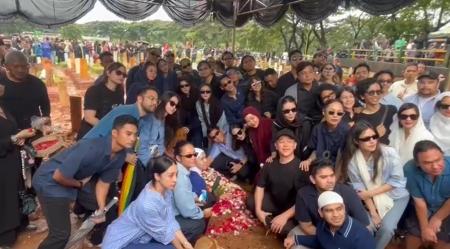 Derai Hujan dan Isak Haru: Potret Suasana Pemakaman Vidi Aldiano yang Dihadiri Deretan Artis Papan Atas