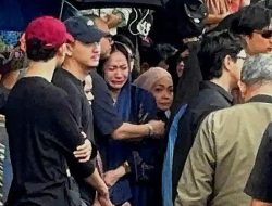Menguak Detak Haru Pemakaman Vidi Aldiano: BCL Menangis Kejer, Vincent Rompies Tak Kuasa, Wajah Almarhum Tersenyum Damai