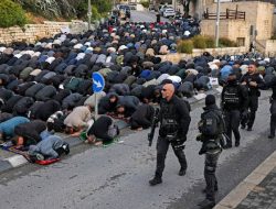 Gas Air Mata di Hari Raya: Serangan Israel ke Jamaah Sholat Idul Fitri di Al-Aqsa, Apa Motifnya?