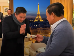 Prabowo Bikin Kejutan di Paris: Ultah Seskab Teddy Jadi Momen Viral di Sela Bertemu Macron
