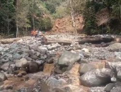 Longsor di Tanah Datar: Aliran Sungai Tertutup, Ancaman Banjir Bandang Mengintai!