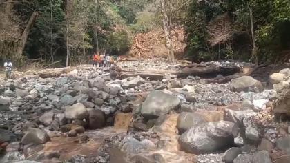 Longsor di Tanah Datar: Aliran Sungai Tertutup, Ancaman Banjir Bandang Mengintai!