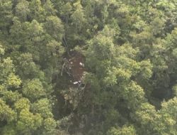 Helikopter PK-CFX Jatuh di Sekadau: Serpihan Ekor Ditemukan, 8 Orang Masih Dicari!