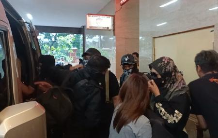 Istri & Anak Bandar Narkoba Ko Erwin Diborgol Masuk Bareskrim, Ini yang Disita Polisi