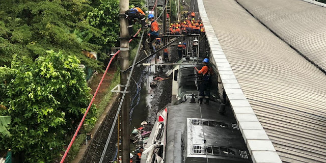 3 Korban Masih Hidup dan Bisa Berkomunikasi di Dalam Rangkaian Kereta Tabrakan Bekasi – Update Evakuasi Terbaru