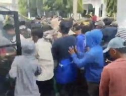 Ricuh Demo Tolak Kawasan Industri di Takalar: Massa Jebol Pagar Kantor Bupati Gara-Gara Tak Ditemui