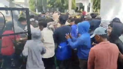 Ricuh Demo Tolak Kawasan Industri di Takalar: Massa Jebol Pagar Kantor Bupati Gara-Gara Tak Ditemui
