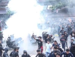 Rakyat Kaltim Bobol Pagar DPRD, Tuntut Audit Moral di Tengah Skandal Rp25 Miliar – Ketua Dewan Kabur ke Magelang