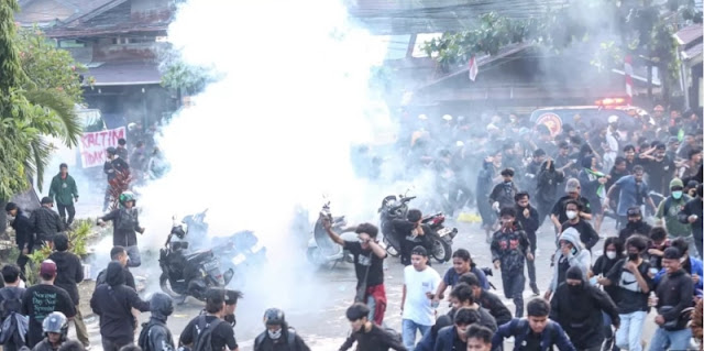 Rakyat Kaltim Bobol Pagar DPRD, Tuntut Audit Moral di Tengah Skandal Rp25 Miliar – Ketua Dewan Kabur ke Magelang