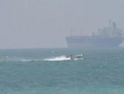 2 Kapal AS Terjebak di Selat Hormuz: Iran Bantah Klaim Sukses Centcom, Situasi Genting!