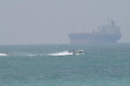 2 Kapal AS Terjebak di Selat Hormuz: Iran Bantah Klaim Sukses Centcom, Situasi Genting!
